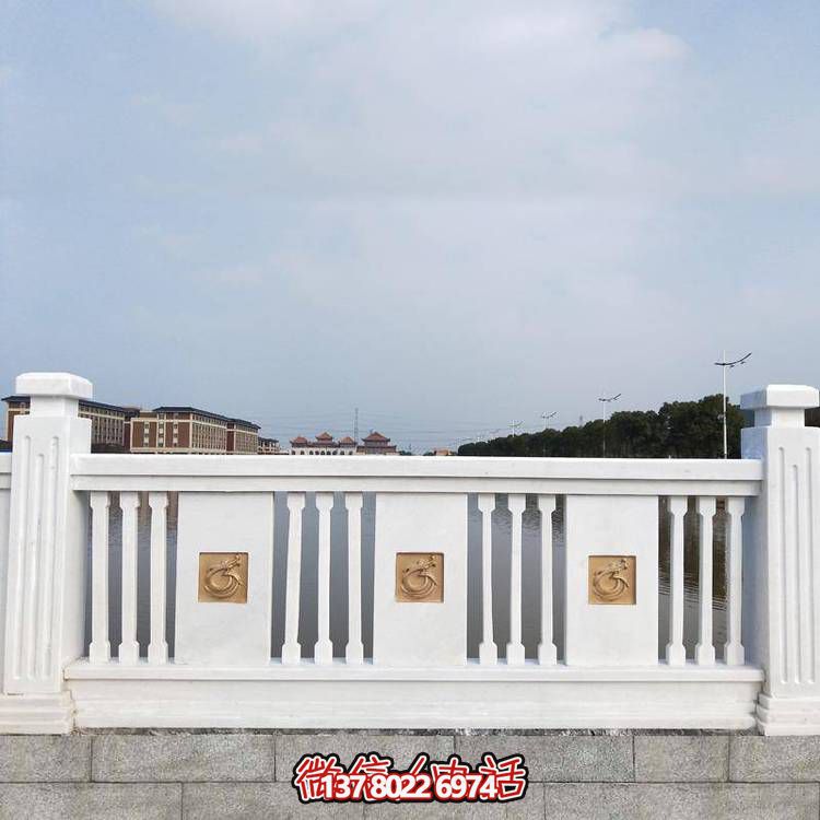 “羅馬柱式漢白玉歐式欄桿，為河道邊裝飾和防護”