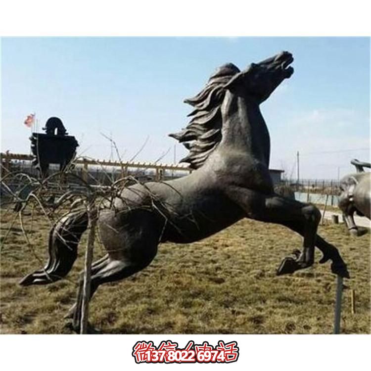 大型銅雕塑，為園林廣場(chǎng)擺放奔跑馬