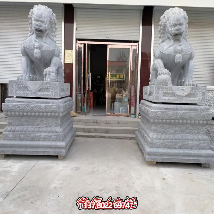 天然青石獅子雕塑，點(diǎn)綴景區大門(mén)