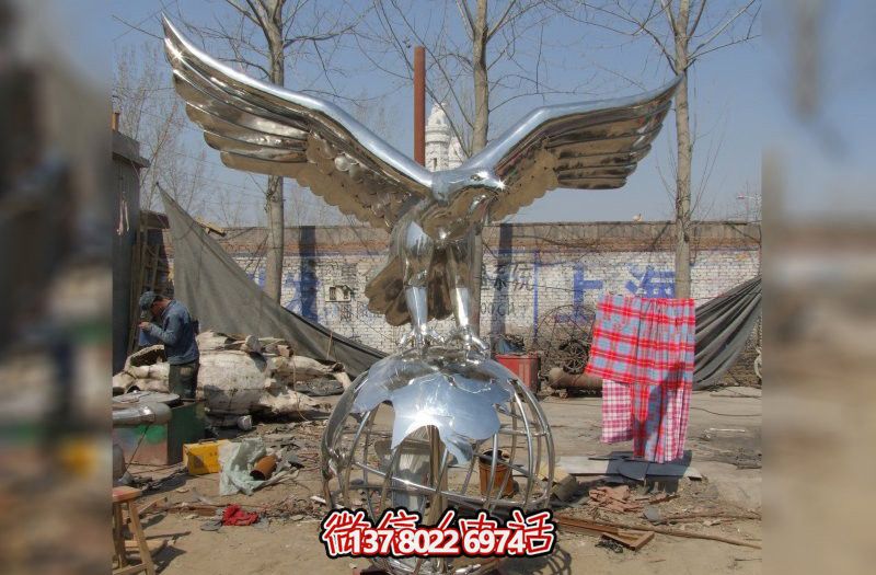 休息時(shí)刻，欣賞不銹鋼老鷹雕塑