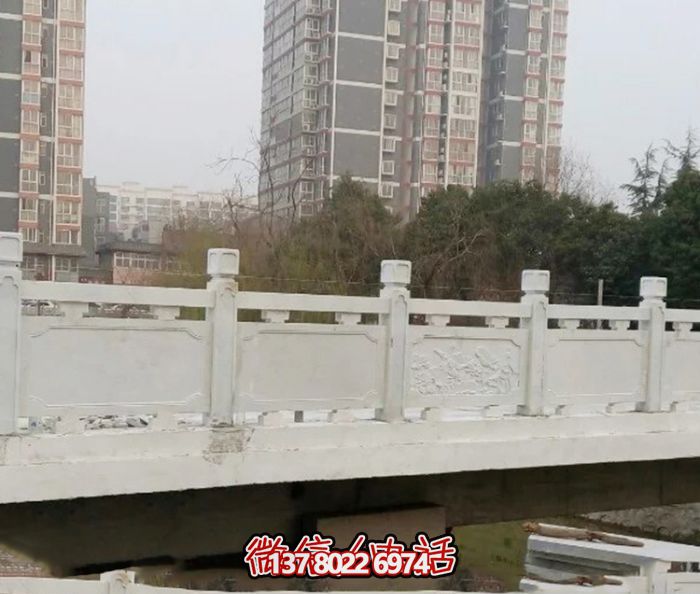 漢白玉鑲嵌欄桿，雕塑點(diǎn)綴美麗小區公園