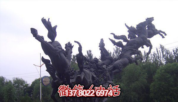 玻璃鋼創(chuàng  )意馬群雕塑