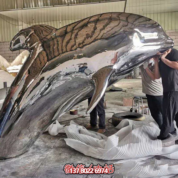 大型抽象鏡面不銹鋼鯨魚(yú)，展現室外精彩生活