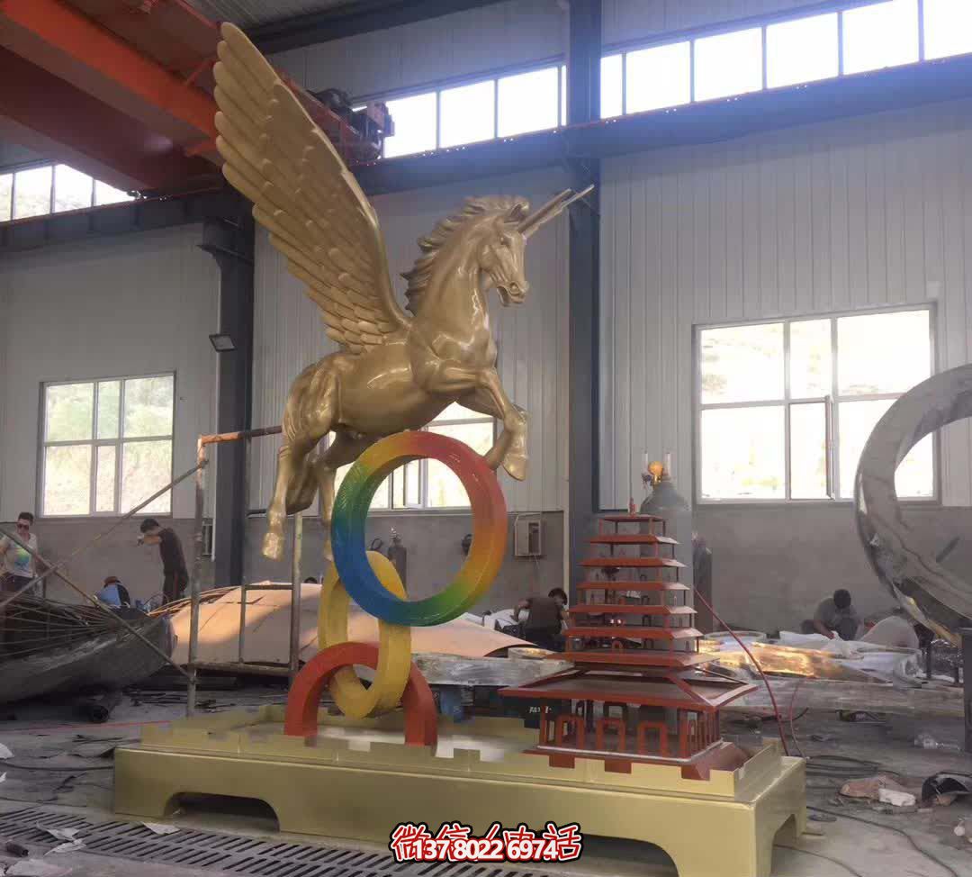 雕塑造型玻璃鋼創(chuàng  )意飛馬跨越
