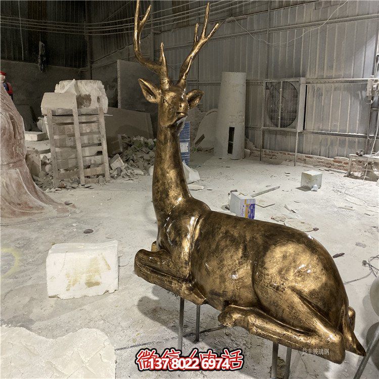 動(dòng)物園景區大型玻璃鋼小鹿雕塑