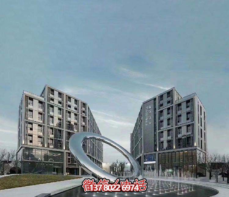 廣場(chǎng)創(chuàng )意噴泉中的不銹鋼鏡面圓環(huán)雕塑 廣場(chǎng)創(chuàng )意噴泉中的不銹鋼鏡面圓環(huán)雕塑