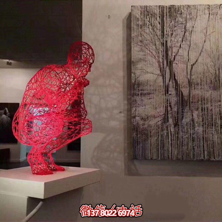 展覽館擺放不銹鋼蹲著(zhù)的鏤空人物雕塑擺件
