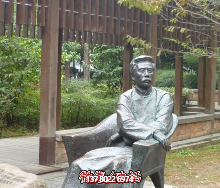 景區創(chuàng  )意不銹鋼仿銅坐著(zhù)的名人魯迅雕塑
