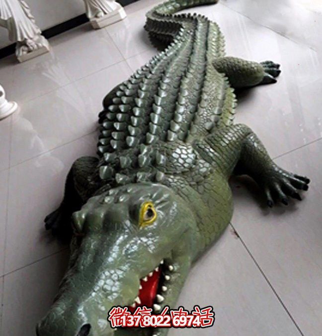 公園湖邊擺放的玻璃鋼創(chuàng )意鱷魚(yú)雕塑 公園湖邊擺放的玻璃鋼創(chuàng )意鱷魚(yú)雕塑