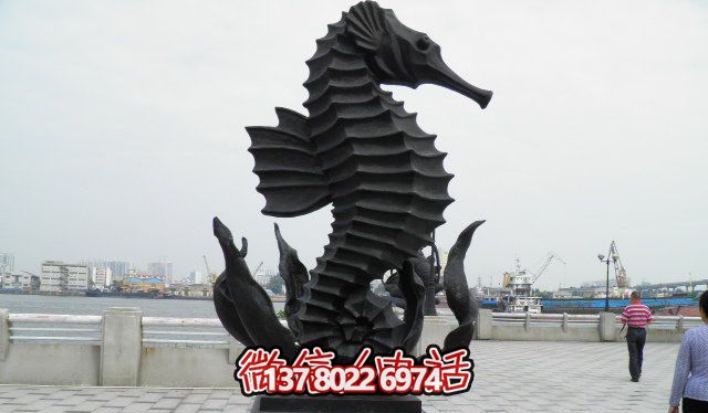 廣場(chǎng)上擺放的黑色的玻璃鋼創(chuàng  )意海馬雕塑