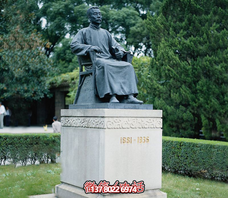 公園廣場(chǎng)大型景觀(guān)坐著(zhù)石柱上面的玻璃鋼魯迅雕塑