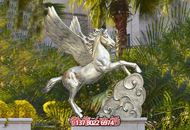 公園里擺放的腳踩云朵的玻璃鋼創(chuàng  )意飛馬雕塑