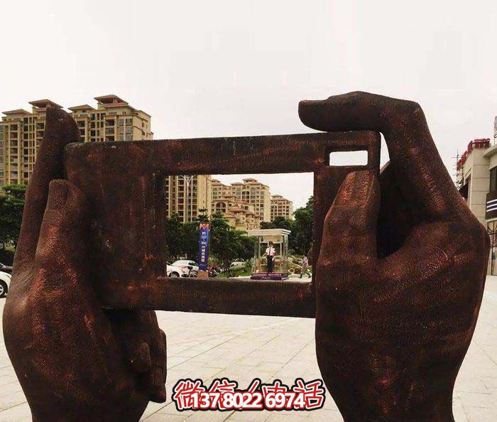 廣場(chǎng)學(xué)院手拿相機創(chuàng  )意紅銅手型雕塑