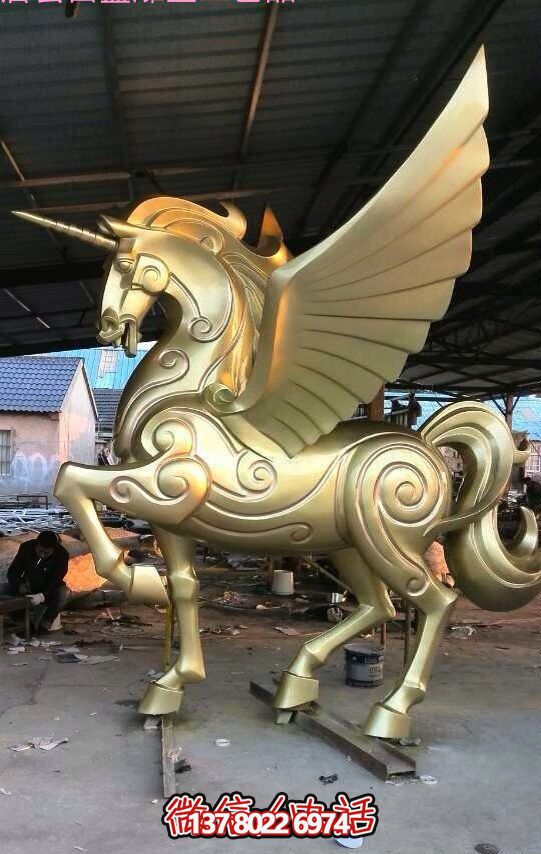商場(chǎng)里擺放的金色的玻璃鋼創(chuàng )意飛馬雕塑 商場(chǎng)里擺放的金色的玻璃鋼創(chuàng )意飛馬雕塑