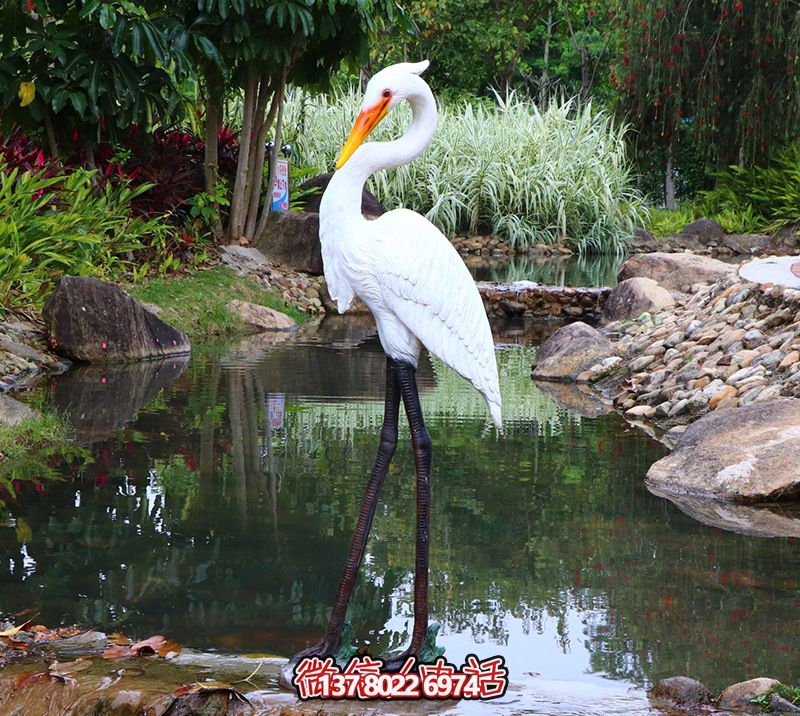 玻璃鋼彩繪創(chuàng  )意站在池塘邊上的大長(cháng)腿仙鶴雕塑