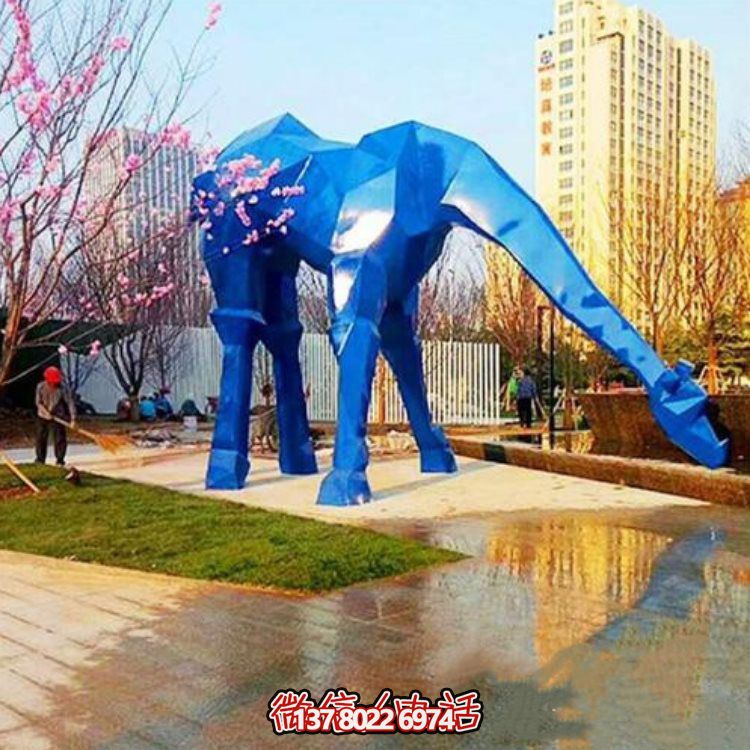 花園廣場(chǎng)擺放大型玻璃鋼噴漆藍色長(cháng)頸鹿