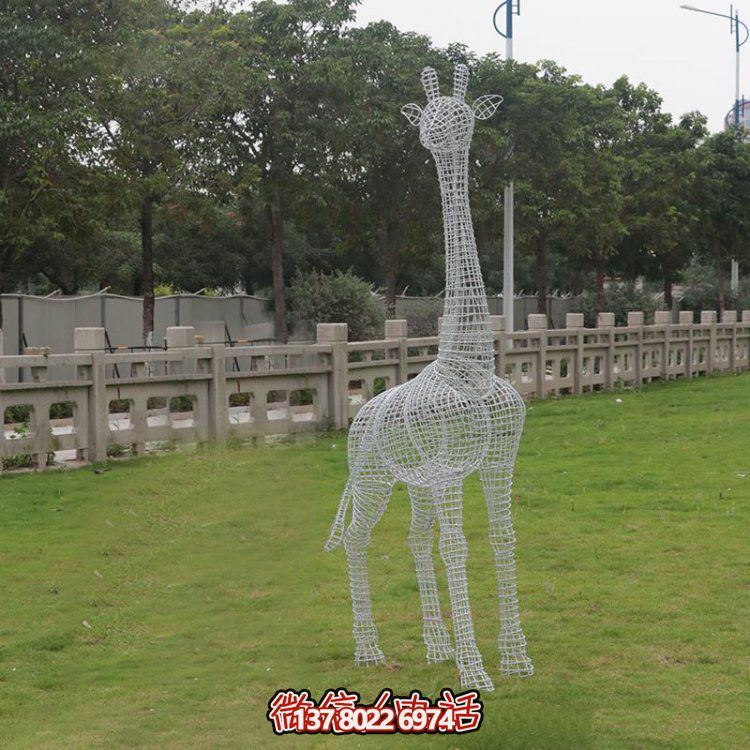 不銹鋼戶(hù)外大型金屬拉絲鏤長(cháng)頸鹿雕塑