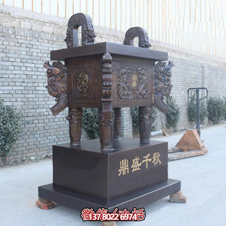 景區廣場(chǎng)擺放龍紋四羊方尊銅鼎