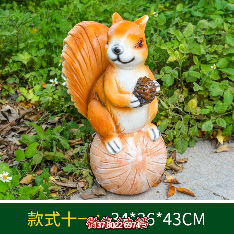 戶(hù)外街道一只抱著(zhù)松子的玻璃鋼松鼠雕塑