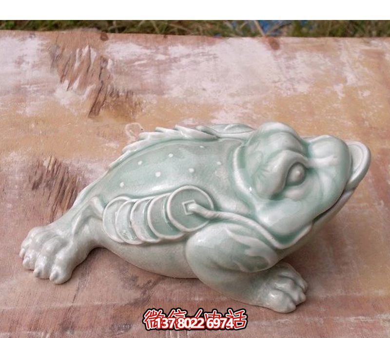 室內擺放的叼著(zhù)一串銅錢(qián)的玻璃鋼創(chuàng )意金蟾雕塑 室內擺放的叼著(zhù)一串銅錢(qián)的玻璃鋼創(chuàng )意金蟾雕塑