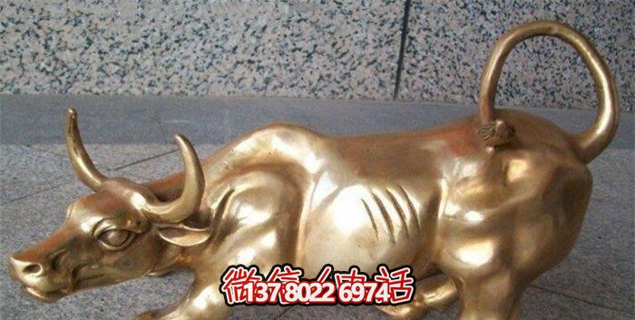 室內擺放的金色卷尾巴的玻璃鋼創(chuàng )意華爾街牛 室內擺放的金色卷尾巴的玻璃鋼創(chuàng )意華爾街牛