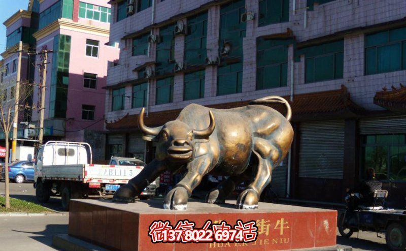 廣場(chǎng)上擺放的銅色的玻璃鋼創(chuàng )意華爾街牛 廣場(chǎng)上擺放的銅色的玻璃鋼創(chuàng )意華爾街牛