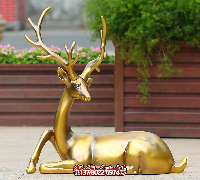 公園一只臥著(zhù)的不銹鋼噴漆鹿雕塑 公園一只臥著(zhù)的不銹鋼噴漆鹿雕塑