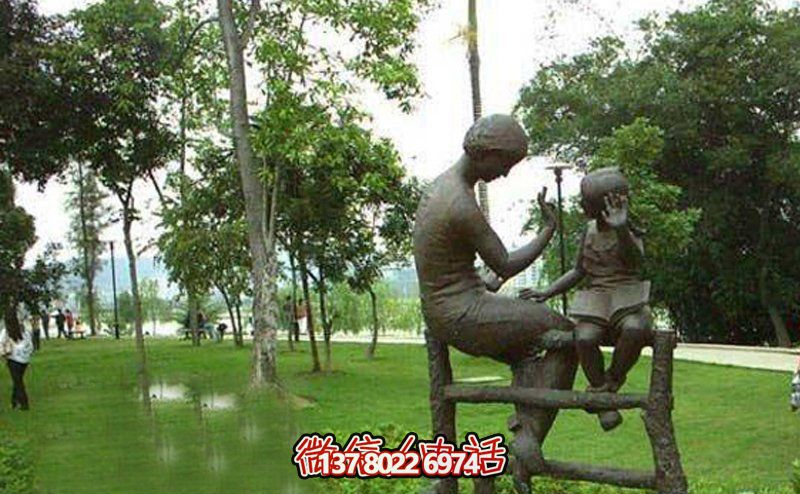 景區坐著(zhù)欄桿的銅雕母子雕塑