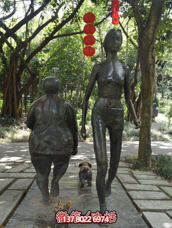 公園創(chuàng )意不銹鋼仿銅跟主人散步遛彎的狗雕塑 公園創(chuàng )意不銹鋼仿銅跟主人散步遛彎的狗雕塑