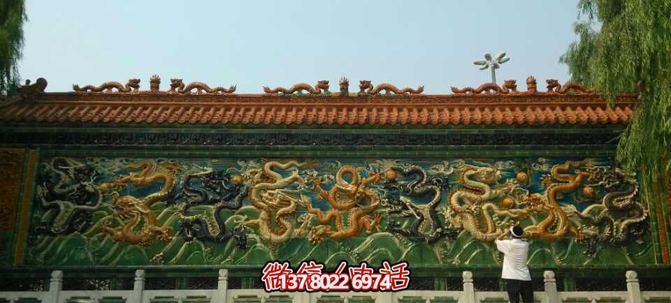故宮景區彩繪九龍壁景觀(guān)石雕塑