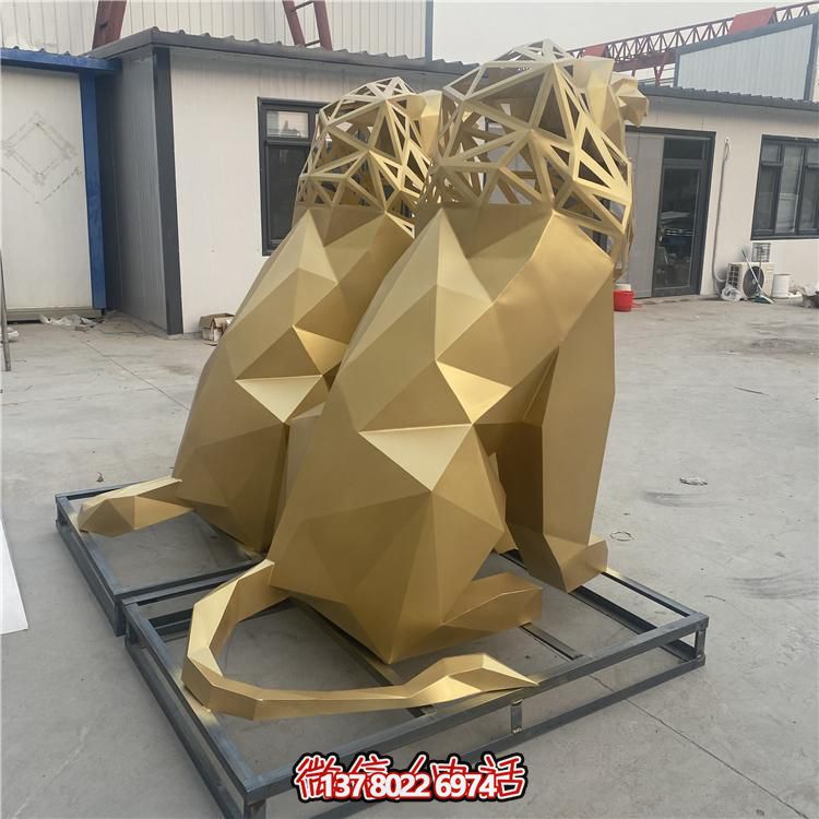 景點(diǎn)戶(hù)外擺放一對噴金玻璃鋼抽象幾何切面鏤空獅子雕塑