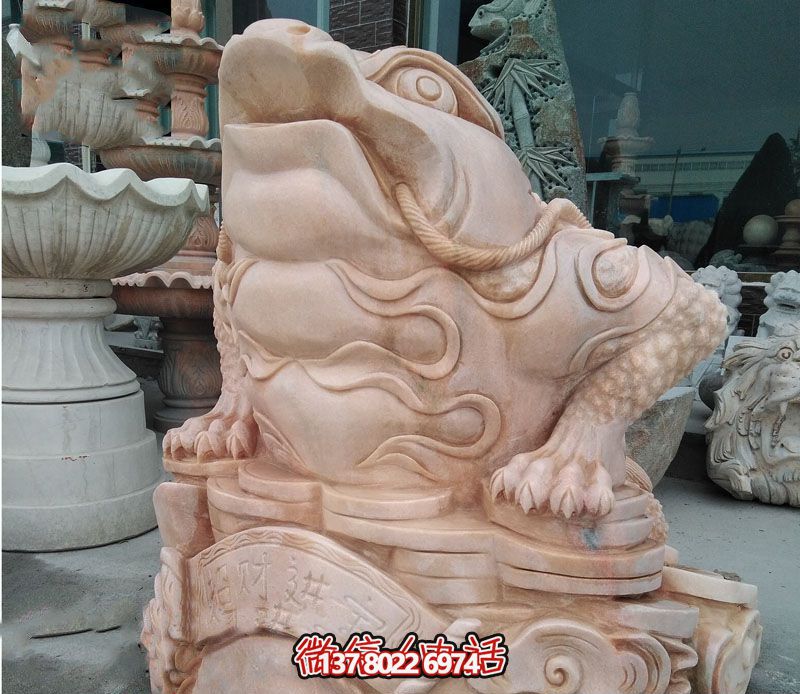 公園里擺放的一只兇惡的花崗巖石雕創(chuàng )意金蟾雕塑 公園里擺放的一只兇惡的花崗巖石雕創(chuàng )意金蟾雕塑