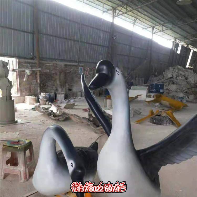 公園池塘水景創(chuàng  )意玻璃鋼天鵝