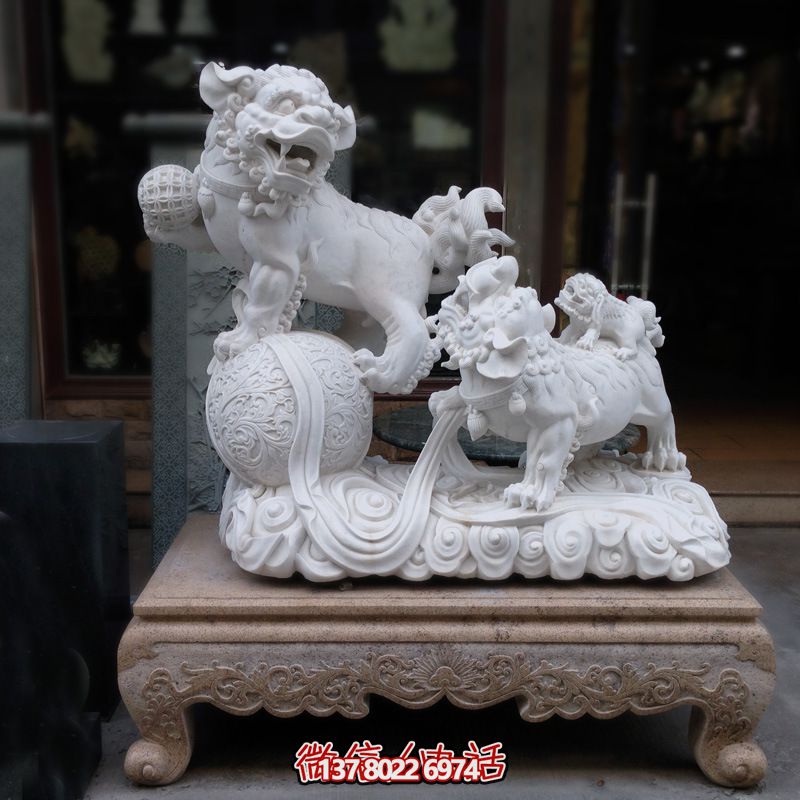 街道創(chuàng )意漢白玉石雕一家三口的獅子雕塑 街道創(chuàng )意漢白玉石雕一家三口的獅子雕塑