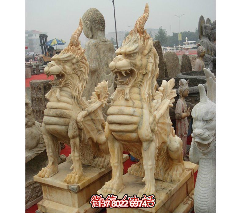 雕塑園里擺放的兩只黃蠟石石雕創(chuàng )意獨角獸雕塑 雕塑園里擺放的兩只黃蠟石石雕創(chuàng )意獨角獸雕塑