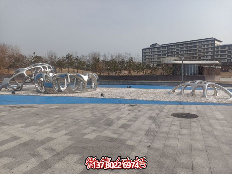 鏤空不銹鋼創(chuàng  )意景觀(guān)雕塑